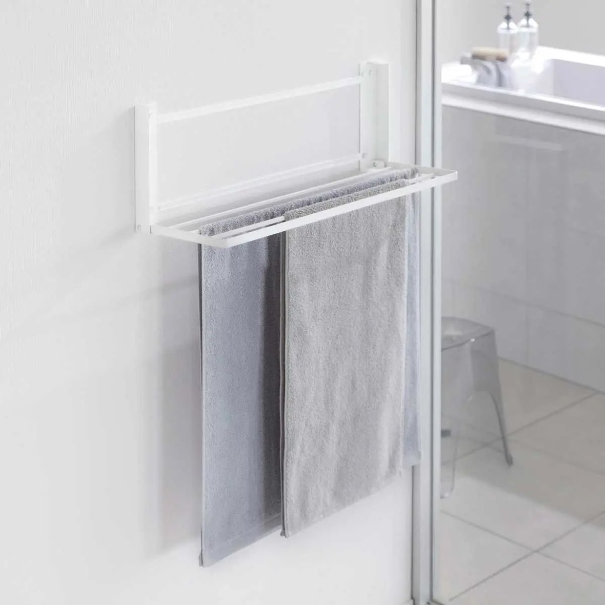 山崎実業株式会社 TOWER ウォールオリタタミバスタオルラック WH 1941